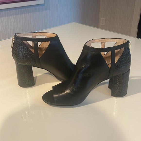 Louise et Cie Cut Out Black Leather Booties in Size 8.5. - Picture 4 of 7